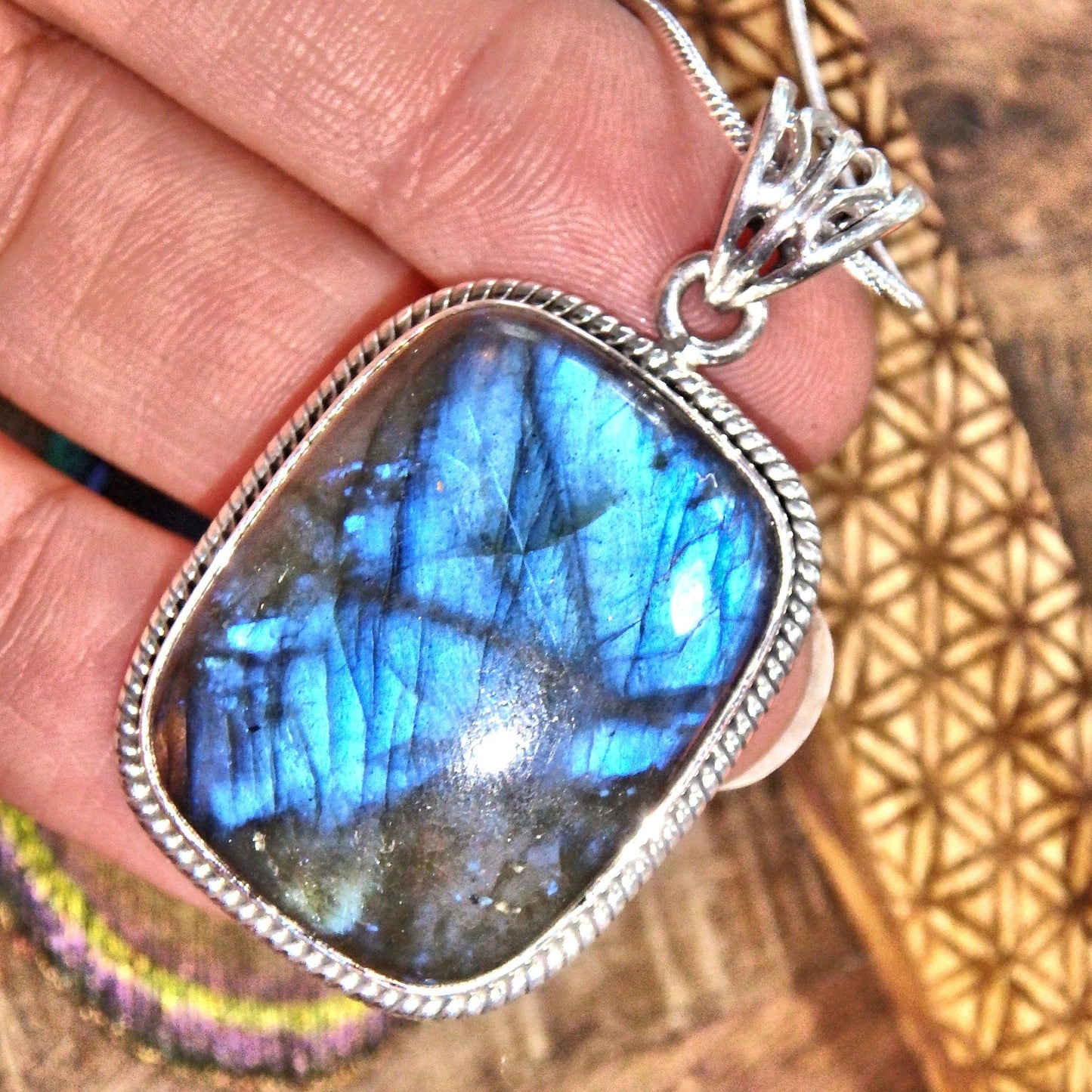  Elegant Deep Blue Flashes of Color Labradorite Pendant in Sterling Silver (Includes Silver Chain)