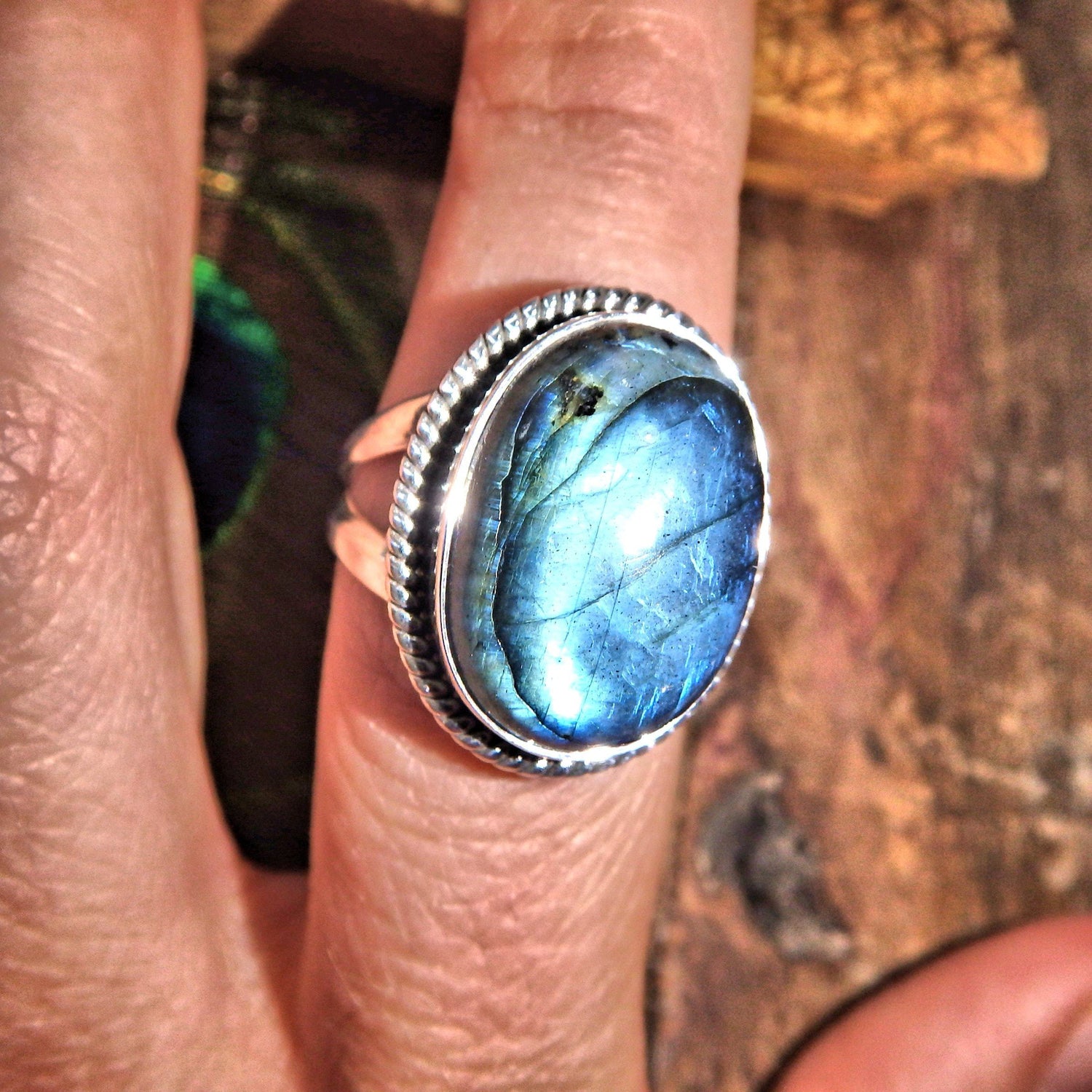  Breathtaking Optical Blue Flashes Labradorite Sterling Silver Ring (Size 8)