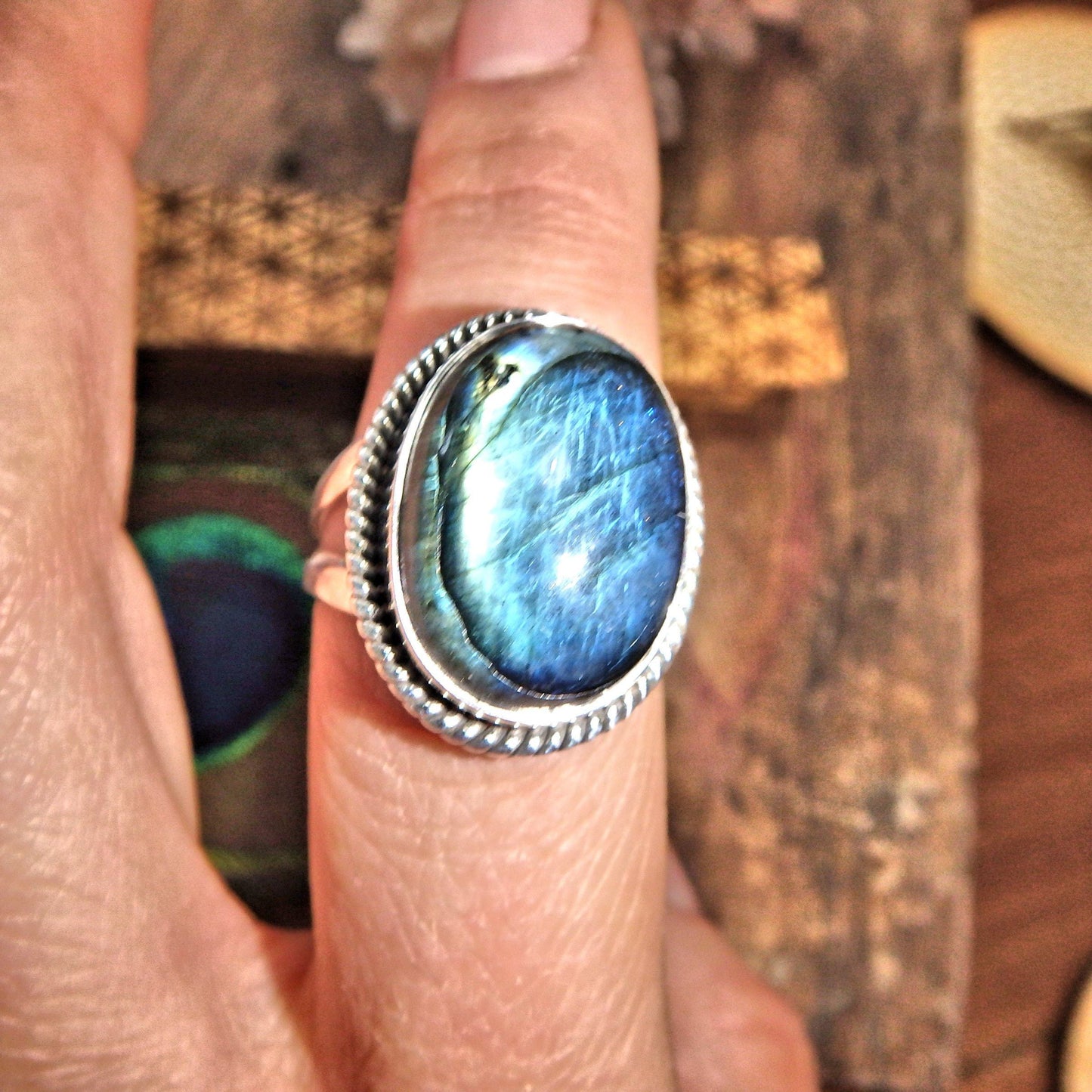  Breathtaking Optical Blue Flashes Labradorite Sterling Silver Ring (Size 8)