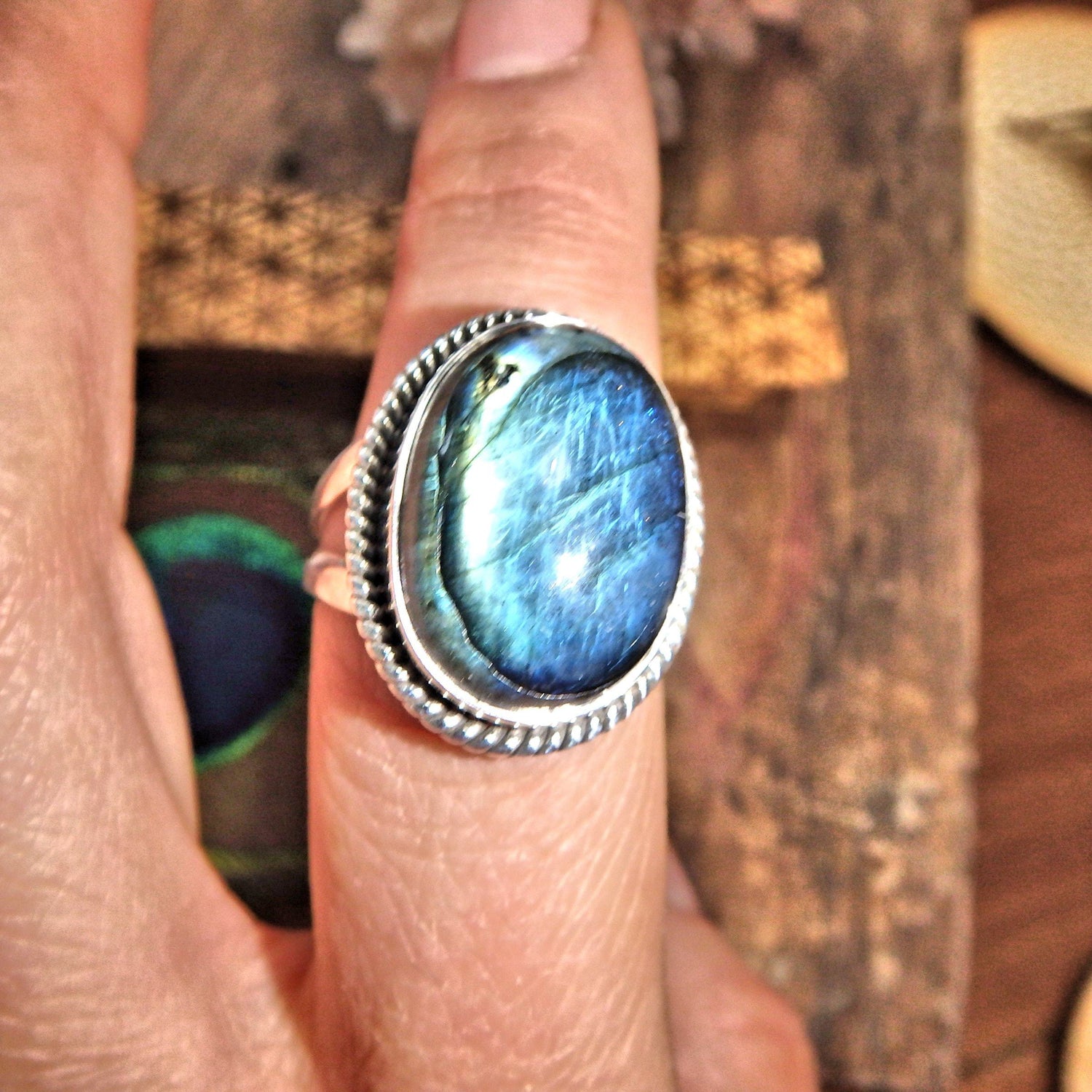  Breathtaking Optical Blue Flashes Labradorite Sterling Silver Ring (Size 8)