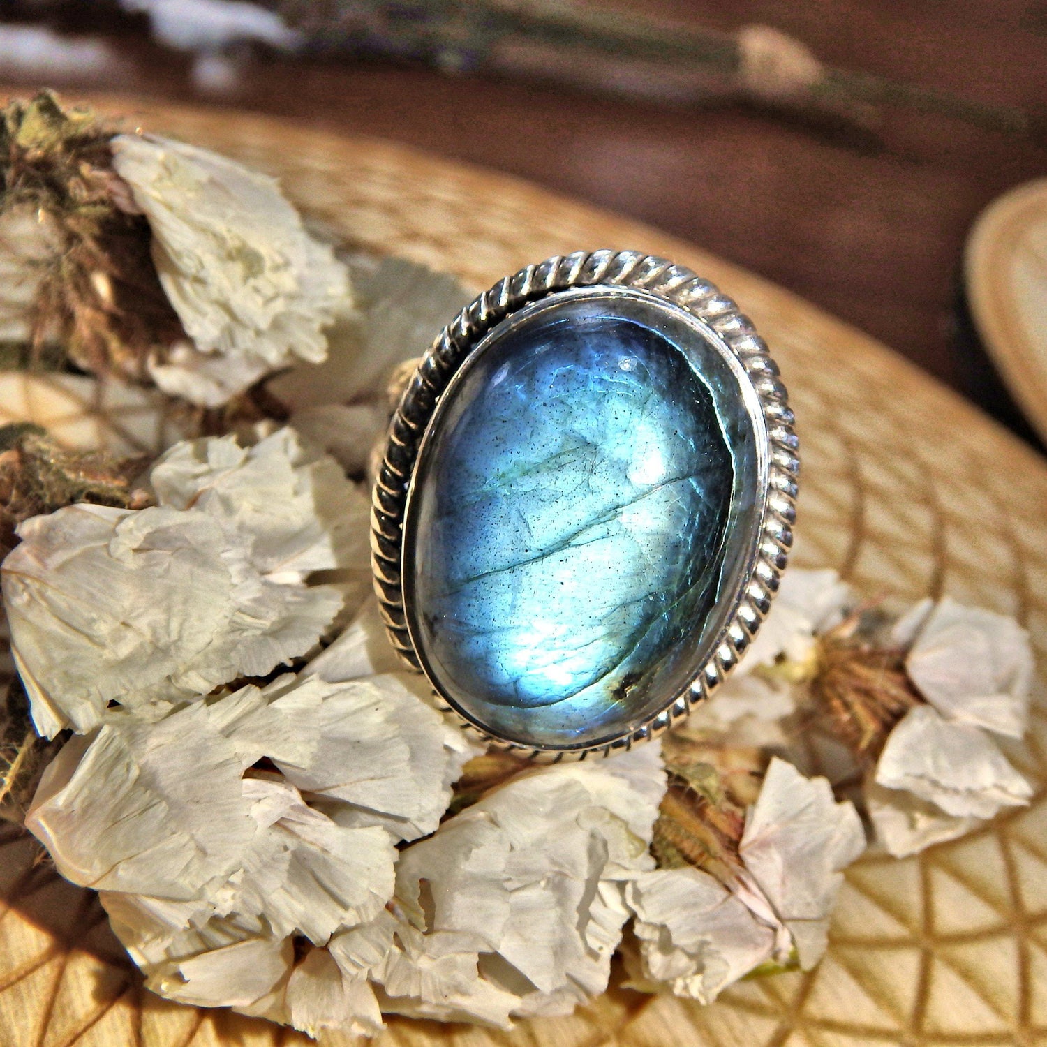  Breathtaking Optical Blue Flashes Labradorite Sterling Silver Ring (Size 8)