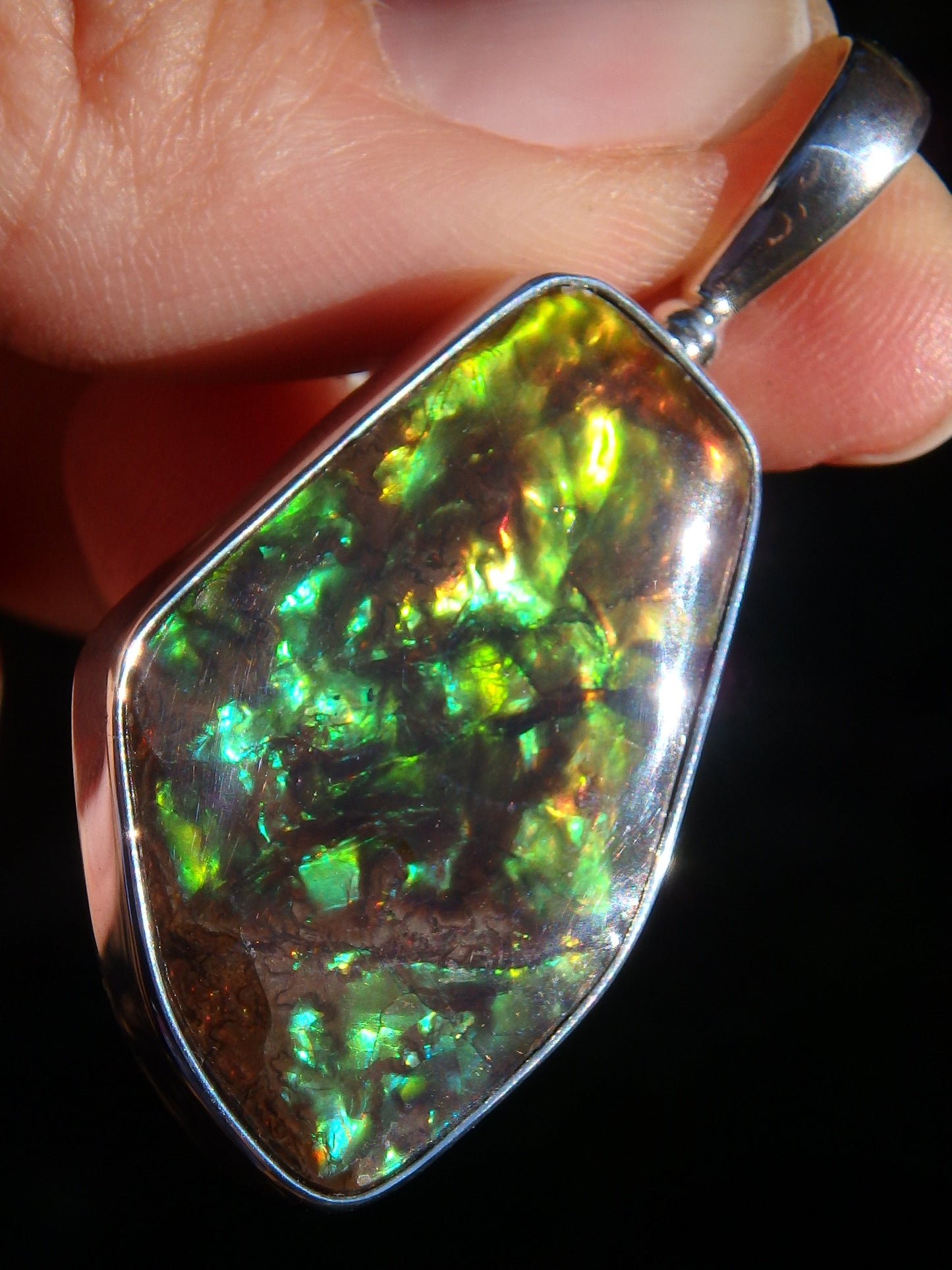 Incredible 3D Color Depth Flashes Canadian Ammolite Pendant in Sterling Silver (Includes Silver Chain) - Metiz Tier Price